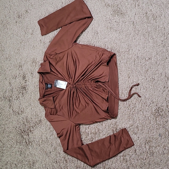 Ruched fitted crop top! - Picture 1 of 4